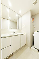 三面鏡を備えた洗面化粧台。収納が多く便利。清潔感溢れるスタイリッシュなデザイン。