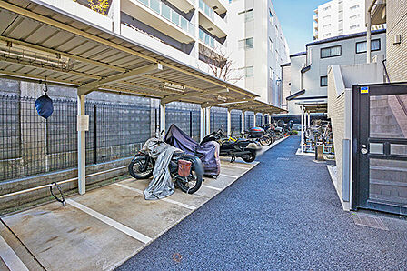 屋根付きバイク置き場。