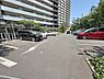 駐車場：敷地内にゆとりを持って配置された駐車場。お車の出し入れがしやすく、快適なカーライフをサポートします。