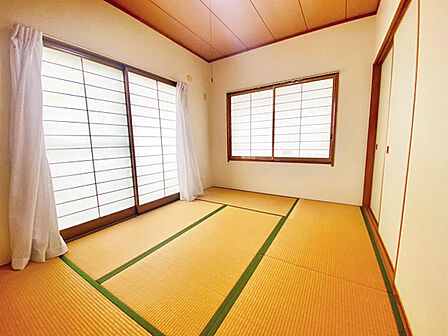 二面採光の明るい和室。心落ち着く和の空間が、くつろぎのひとときを演出します。