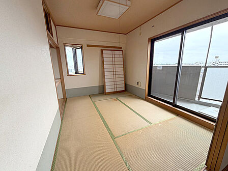 隣接する約6帖の和室は、バルコニーに面した明るいお部屋。