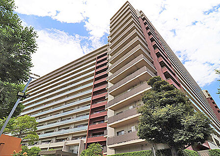 豊かな緑と調和した総戸数418戸の大規模レジデンスならではのスケール感と、充実した共用施設が魅力です
