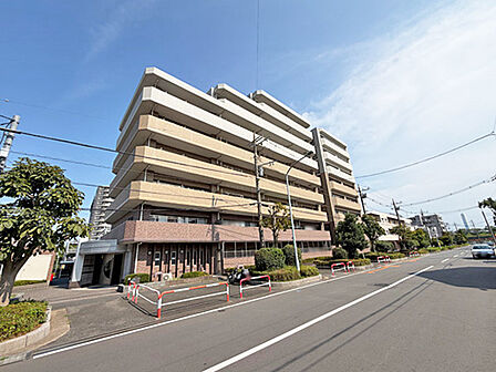 駅周辺の商業施設も利用しやすく、都心へのアクセスと生活利便性を兼ね備えたロケーションが魅力です。