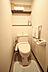 トイレ：トイレ上部に吊戸棚がありトイレットペーパーなどを収納可能です。