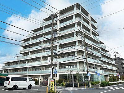 外観:2022年1月築。8階建3階部分の住戸。小田急江ノ島線「鵠沼海岸」駅まで平坦徒歩11分! 外観:2022年1月築。8階建3階部分の住戸。小田急江ノ島線「鵠沼海岸」駅まで平坦徒歩11分!