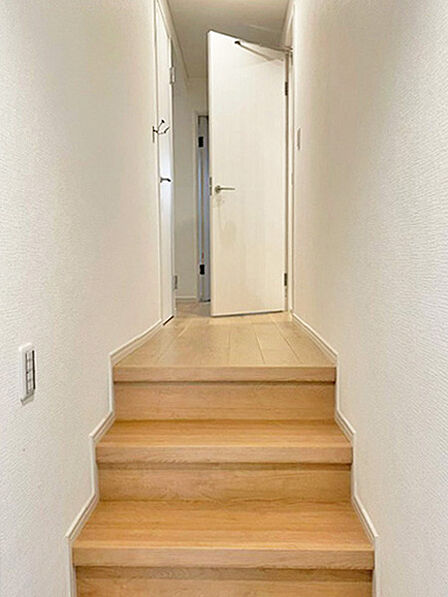 廊下部分に階段がございます