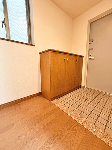 窓があり採光のとれた玄関スペース