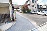 その他：住宅が建ち並ぶ、落ち着いた雰囲気の街並みです。前面道路は見通しがよく、生活しやすい住環境です。