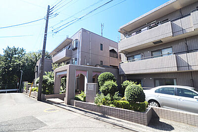 外観：3階建て低層マンション　2駅2路線利用可能な立地