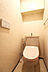 トイレ：トイレには快適な温水洗浄便座付き。トイレットペーパー他、収納に役立つ上部戸棚を設置しています。
