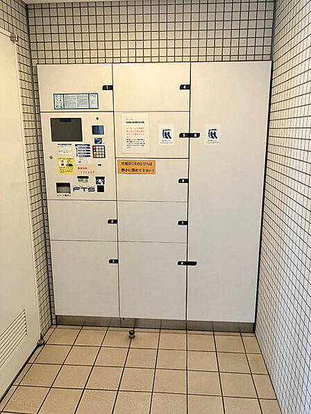 不在時の荷物の受け取りに便利な宅配ボックスを設置。共働き世帯や外出の多い方にも嬉しい設備です。