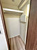 収納：衣類や季節物をまとめて収納できるウォークインクローゼット。居住空間をすっきり保てる収納力が魅力です。