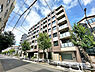 外観：落ち着いた住宅街に佇むマンション。前面道路は幅員にゆとりがあり、開放感のある街並みが魅力です。