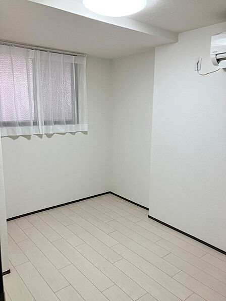 洋室約4.3帖。2023年の改装でこちらのお部屋にもエアコンを設置しました