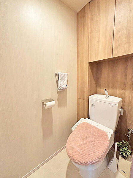 トイレにも収納スペースがございます。