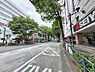 周辺：阿佐ヶ谷駅南北を結ぶ並木道で、四季の風景や商店街が楽しめる中杉通り。
