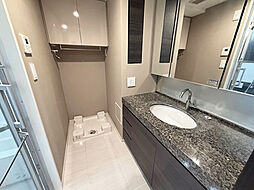 空間を美しく演出する天然石洗面カウンター！三面鏡付洗面化粧台