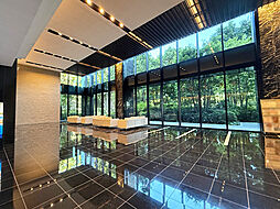 2層吹抜けの開放感あふれるエントランスホール