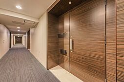 ホテルライクな内廊下設計。共用部分の維持管理がしやすく、美しく保たれております。