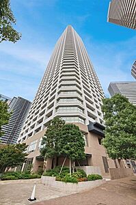 外観：西新宿のシンボルタワーマンション・2017年築・三菱地所レジデンス分譲・地上60階建て制震構造