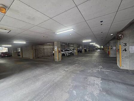 雨に濡れない屋内駐車場です