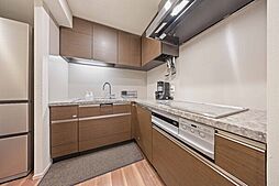 ※販売対象に家具・調度品は含まれません。作業スペースが広いL字型キッチンです。ディスポーザーや食器洗乾燥機など設備充実。