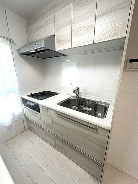 直線的な動作で作業がしやすい、壁付けタイプのシステムキッチン。居住空間を有効活用できます。浄水器有。【キッチン】