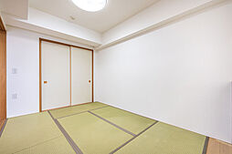 個室としても利用できる和室。枕棚付きの押入が設けられており、かさばるものもすっきりと収納できます。【和室約6.1帖】