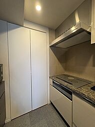 収納のある3.5帖の広々としたキッチン。