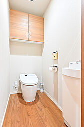 タンクレストイレのため節水効果がありお手入れもしやすいです。また、手洗いキャビネットもございます。【トイレ】