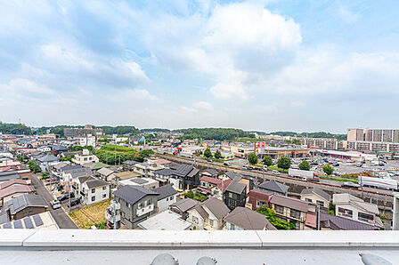 高い建物が近接しておらず、開放感のある眺望です。晴れた日には広い青空や豊かな緑が望めます。【住戸からの眺望】