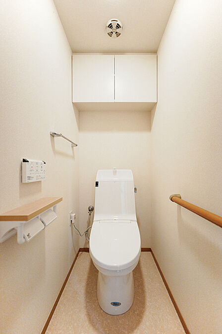 温水洗浄便座付きです。上部に吊戸棚があり、トイレットペーパーなどのストックにご活用いただけます。【トイレ】