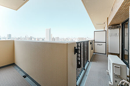 2部屋に跨るL字型のバルコニー。洗濯はもちろんリラックスタイムを過ごすこともできそうです。【バルコニー】
