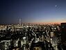 周辺：開口部が多く設けられ、通風良好です。外部からの視線が届きにくい、プライバシー性の高さも魅力です。【住戸からの眺望】