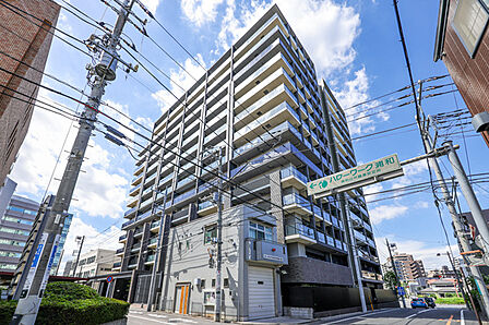 2駅利用可能。落ち着きのある住環境と、買い物施設や小学校が徒歩圏内の利便性を兼ね備えた立地です。【現地外観写真】