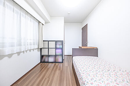 ※販売対象に家具・調度品は含まれません。約6帖の洋室です。収納力のあるウォークインクローゼットが備わっています。