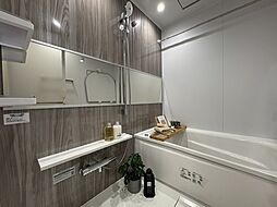 浴室乾燥機あり。広さがあり日々の疲れを癒してくれます。※家具・調度品等は販売価格に含まれません。