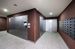 総戸数は693戸、三菱地所コミュニティによる日勤管理体制です。宅配ボックスは大小多数備わっています。