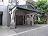 エントランス：ホテルライクな内廊下が採用されています。外部から見えにくく、プライバシーに配慮された設計です。【エントランス】