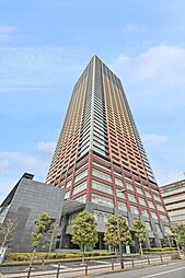 2011年1月築。地上52階・総戸数608戸の大規模レジデンス。フロントサービスもございます。【現地外観】