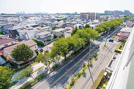 前面道路ハミングロードには桜並木が広がり、春には美しい景観が楽しめます