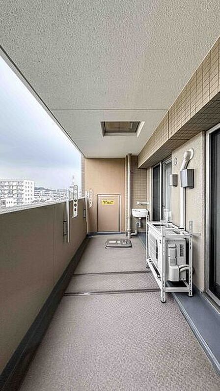 便利なスロップシンク付きのバルコニー。腰壁があるため、室内のプライバシー面に配慮されています。【バルコニー】