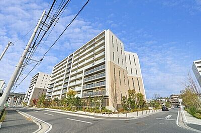 外観：横浜市グリーンライン「川和町」駅までフラットなアプローチで徒歩3分。通勤やお買い物に便利な立地です。【現地外観】