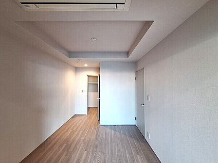 洋室6.5帖には天井カセットエアコンとウォークインクローゼットが備わっています