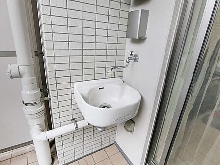 テラスにはスロップシンクが備え付けられています。外回りの掃除や汚れものの洗濯などに重宝します。【スロップシンク/テラス】