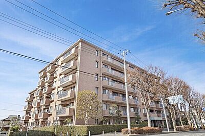 外観:RC造・地上6階建・総戸数40戸。周辺はスーパーや公園が徒歩圏内に揃う、暮らしやすい立地です。【現地外観】 外観:RC造・地上6階建・総戸数40戸。周辺はスーパーや公園が徒歩圏内に揃う、暮らしやすい立地です。【現地外観】
