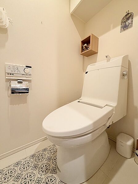 上部に吊戸棚があり、収納に便利です