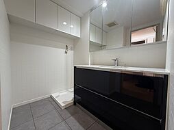 ご家族で並んで使用できるワイドタイプの洗面化粧台です。鏡裏やボウル下、吊戸棚と収納スペースも充実。【洗面台・洗面所】