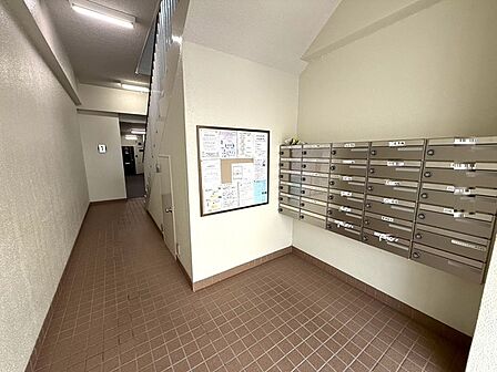 総戸数は26戸。メールボックスと掲示板が設置されています。管理会社による巡回管理が行われています。【ロビー】