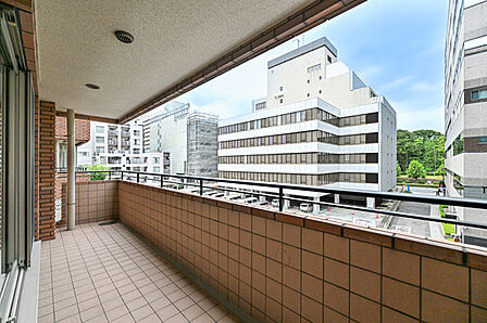 北西側バルコニーの様子です。家事や仕事の合間に休憩をしたりと様々な用途で使用できるスペースです。【バルコニー】